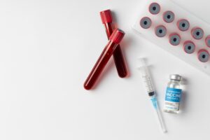 Assortiment de coronavirus avec des échantillons de sang et des vaccins.
