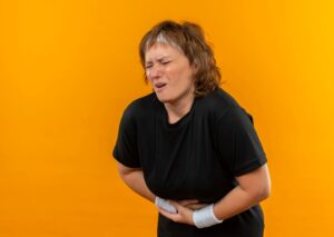 Sportive d'âge moyen en T-shirt noir et bandeau.