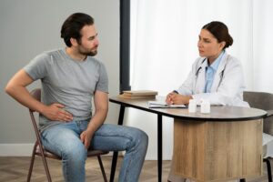 Médecin professionnel avec des gants dans son cabinet.