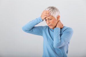 Attaque du monstre migraine Douleur de sinus Femme âgée retraitée malheureuse se tenant la tête avec une expression de douleur Visage d'une femme âgée souffrant de maux de tête.