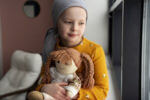 Un jeune garçon reçoit une thérapie pour lutter contre le cancer.