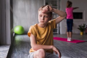 Portrait d'un garçon épuisé à la maison. le syndrome de Dravet