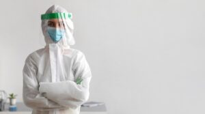 Personne portant un équipement de protection avec espace de copie. 