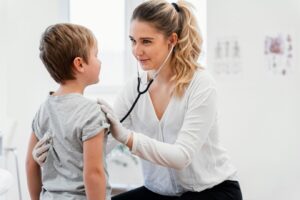 Médecin examinant un enfant