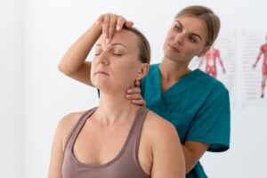 Physiothérapeute aidant un patient dans sa clinique