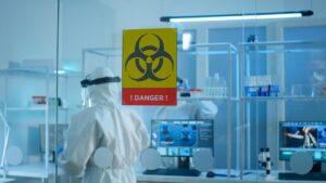 Équipe de scientifiques en combinaison de protection préparant des outils pour analyser le développement du virus. 