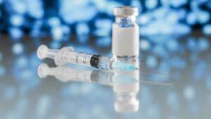 Vue de face du flacon de vaccin et de la seringue. 