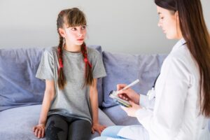 Fillette malade examinée par le médecin.
