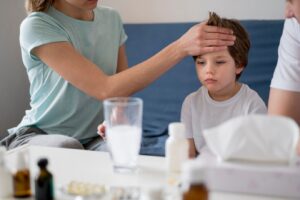Une femme vérifie que son fils n'a pas de fièvre