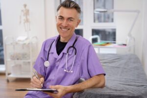 Un médecin écrit au sujet d'un examen médical de routine.