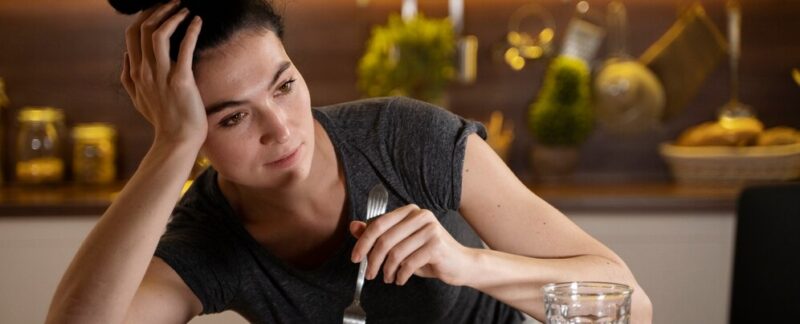 Femme essayant de manger sainement à la maison. Types de troubles alimentaires
