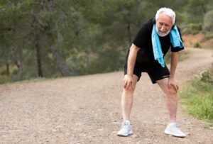 Portrait d'un homme âgé faisant du jogging en montagne. Densité osseuse ou perte de masse osseuse