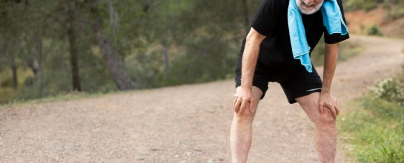 Portrait d'un homme âgé faisant du jogging en montagne. Densité osseuse ou perte de masse osseuse