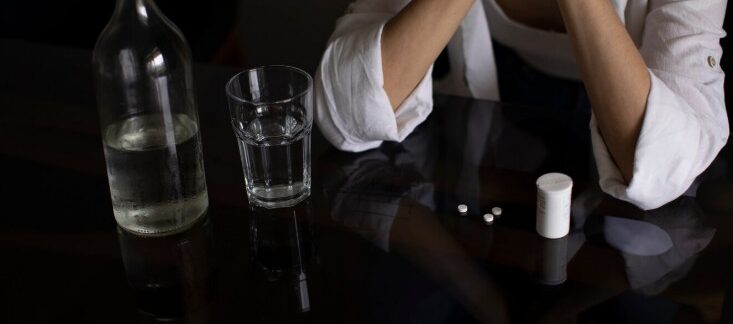 Jeune femme confrontée à l'anxiété. La toxicomanie