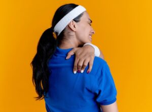 Une jeune sportive caucasienne, en souffrance, portant un bandeau et des bracelets. Le syndrome de la Tourette