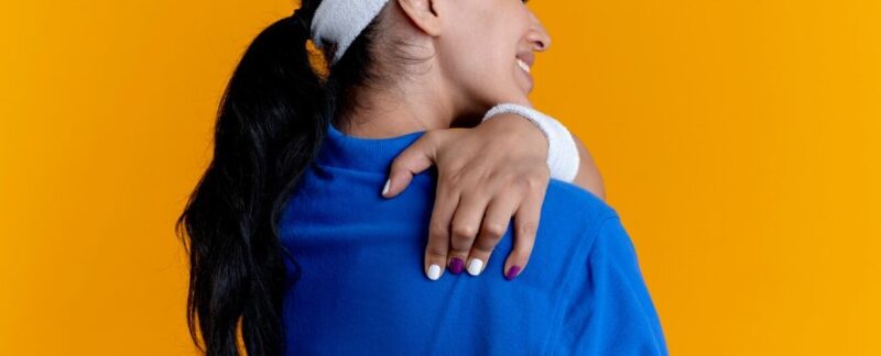 Une jeune sportive caucasienne, en souffrance, portant un bandeau et des bracelets. Le syndrome de la Tourette