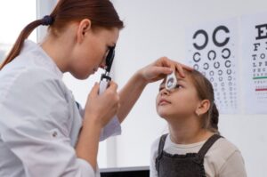 Médecin testant la vue d'un patient