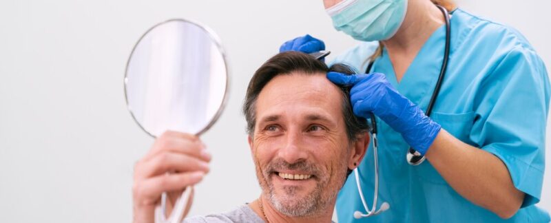 Homme adulte recevant un traitement pour la perte de cheveux. les cheveux greffés