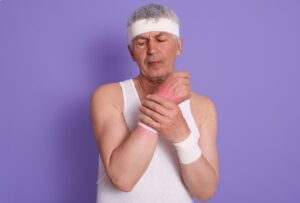 Plan horizontal d'un homme âgé vêtu d'un T-shirt blanc sans manches.