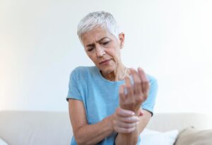  Femme âgée souffrant de douleurs arthritiques à la main, personne âgée et femme. Qu'est-ce que l'ostéonécrose