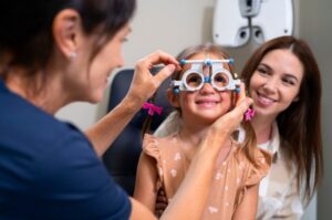 Vue latérale de patients dans le cabinet d'un ophtalmologiste.
