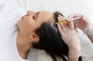 Femme recevant un traitement PRP du cuir chevelu à angle aigu. dermatologue dans la greffe de cheveux. 