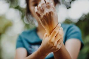 Le syndrome de la main étrangère est-il traitable