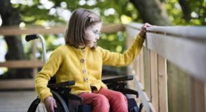 À quel âge apparaissent les premiers symptômes chez la fille